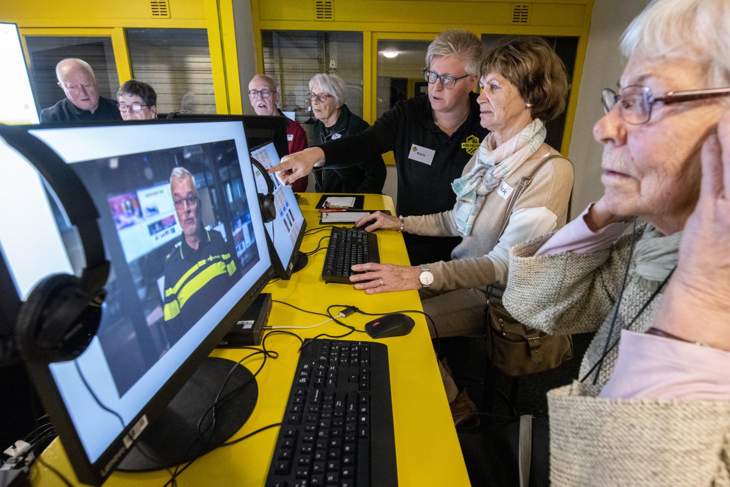 Senioren beleven het scenario 'gezond omgaan met internet', zittend achter een beeldscherm kijken naar een video