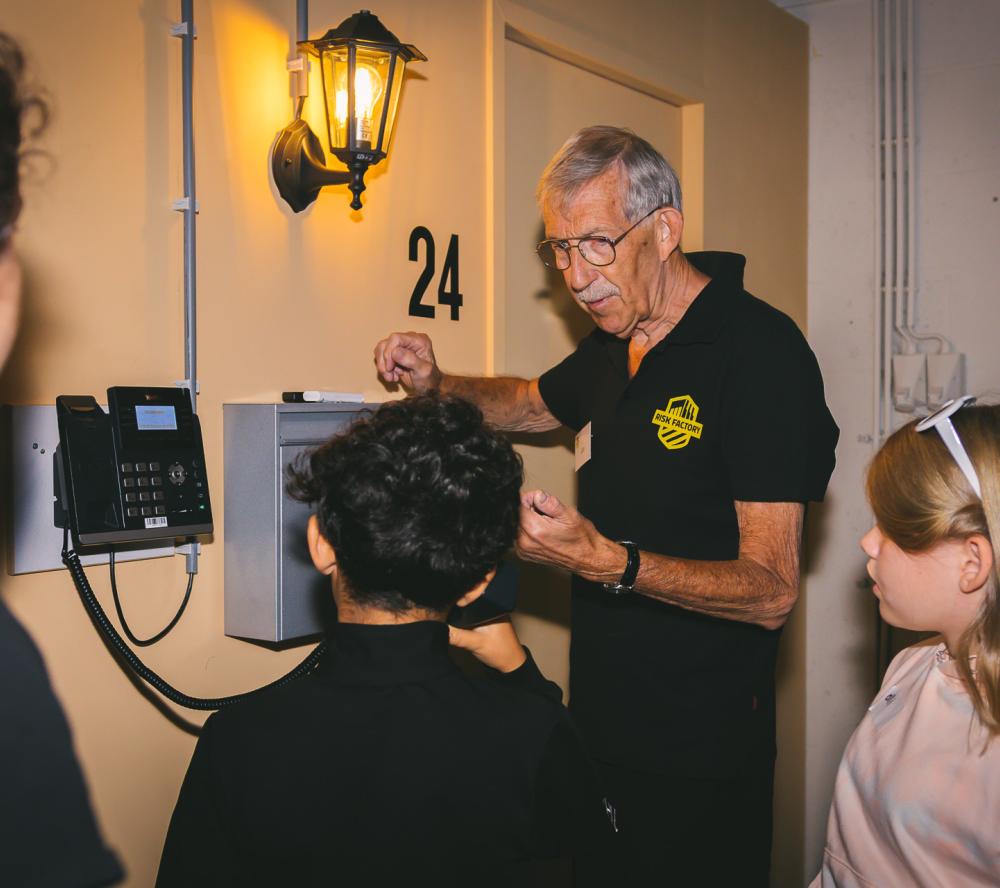 Begeleider met groep 8 leerlingen bij het scenario 112 melden