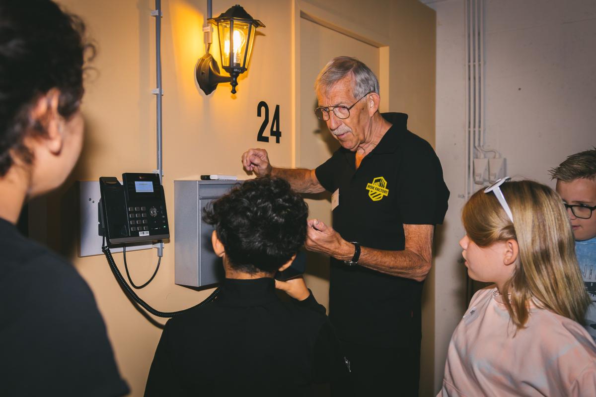 Begeleider met groep 8 leerlingen bij het scenario 112 melden