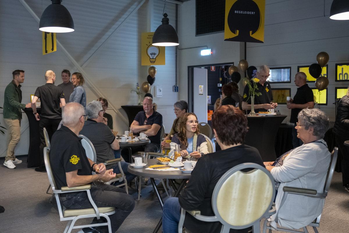 Bezoekers van de open dag in de ontvangstruimte Risk Factory