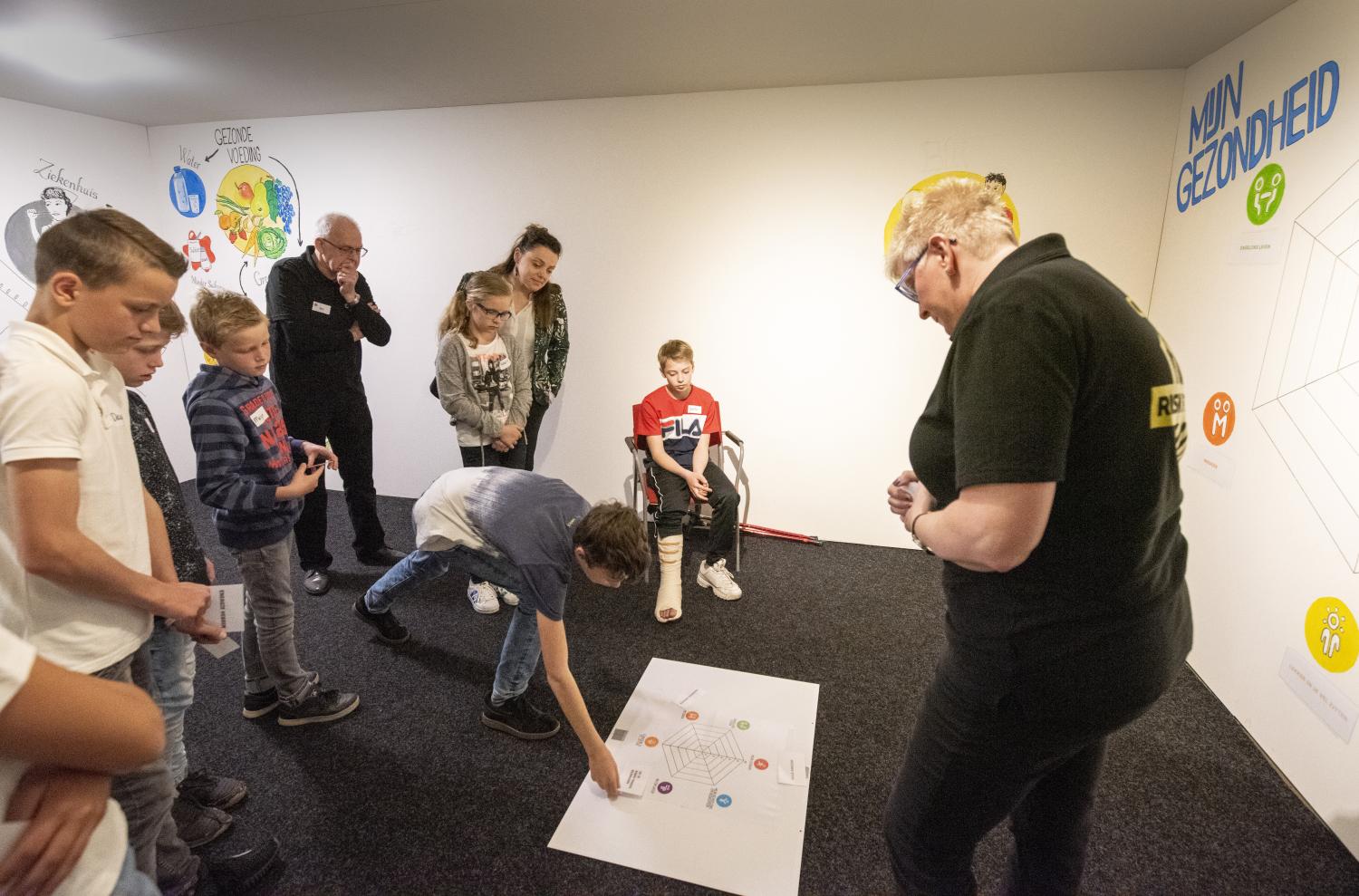 Groep 8 leerlingen beleven het scenario 'positief gezond' met begeleider