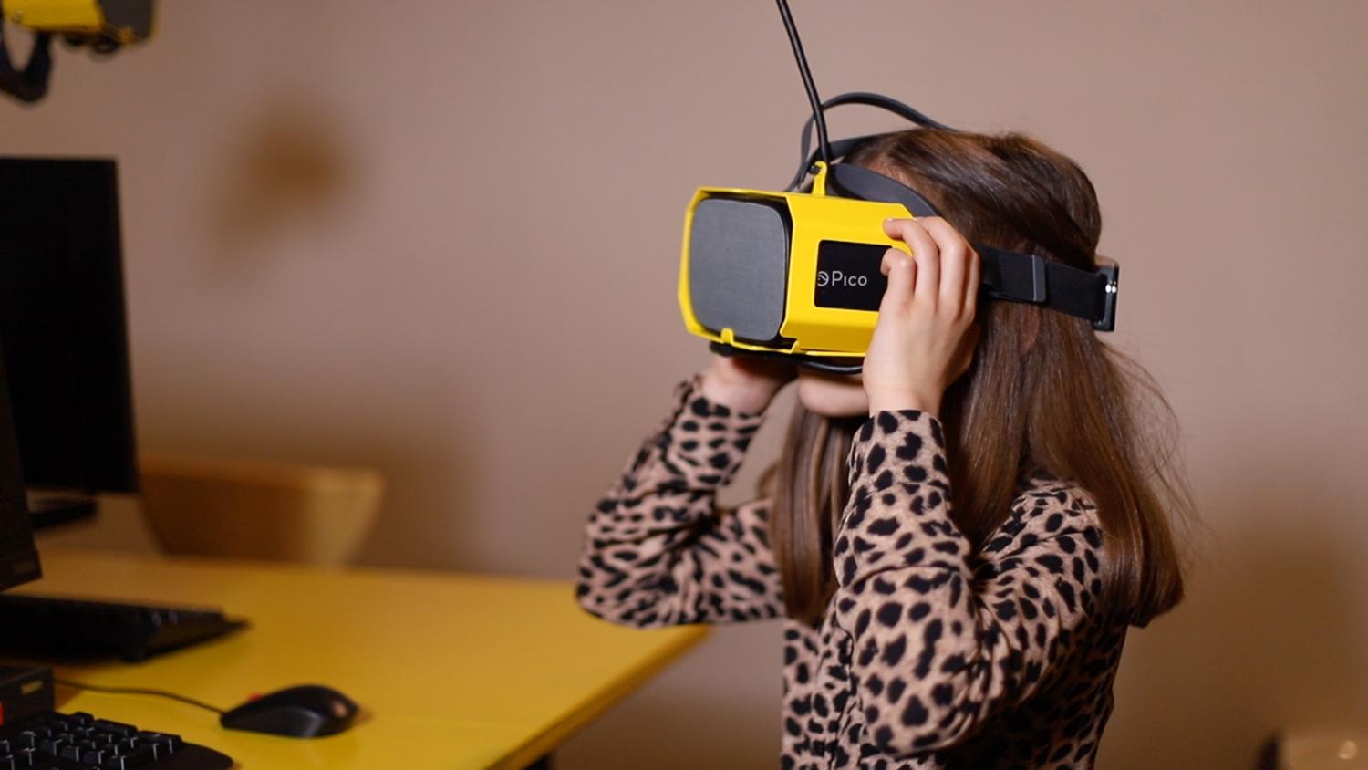 Kind met VR bril op bezig met scenario ontdekken