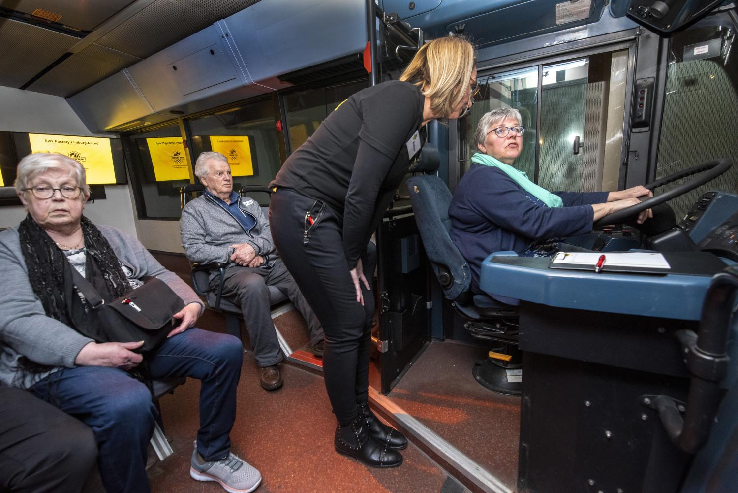 Ouderen zitten in bus achter het stuur om de dode hoek te zien