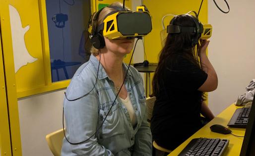 Gedeputeerde van Toorenburg van de Provincie Limburg beleefd het scenario Online Weerbaarheid met een VR-bril