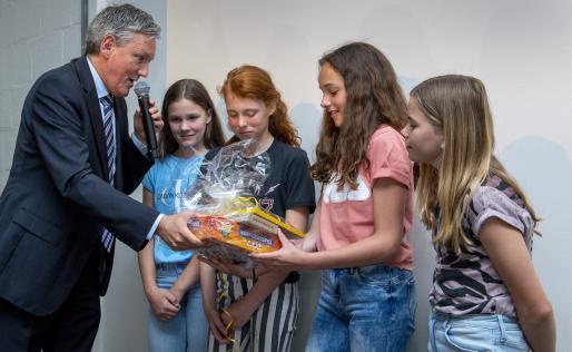 Burgemeester Scholten reikt de leerlingen een prijs uit.